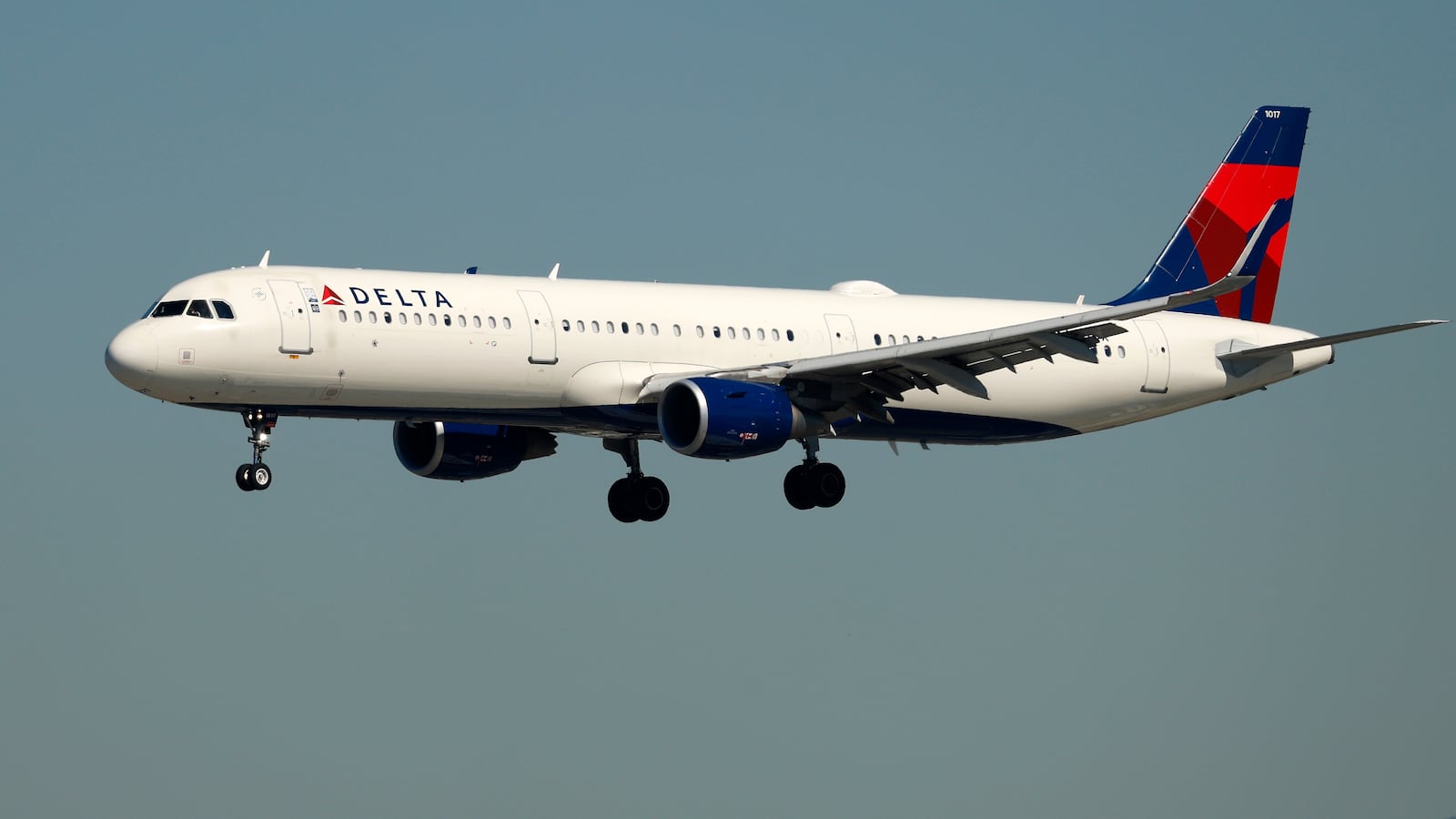 LOS ANGELES, CALIFORNIA - OCTOBER 17: A Delta Airlines Airbus A321 approaches Los Angeles International Airport for a landing from Salt Lake City on October 17, 2025 in Los Angeles, California. (Photo by Kevin Carter/Getty Images)