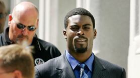 cheats/2009/05/20/vick-released-from-prison/michael-vick_dzrbu9