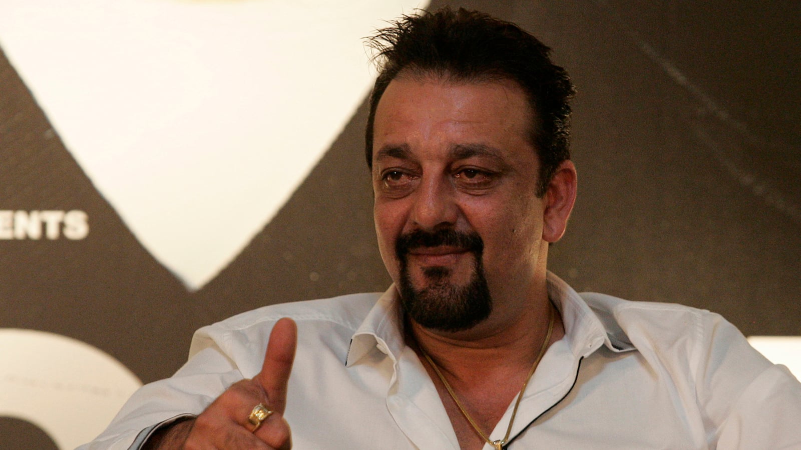 cheats/2013/03/21/bollywood-star-gets-5-years-in-jail/130320-mumbai-dutt-charged-cheat_mklgmn