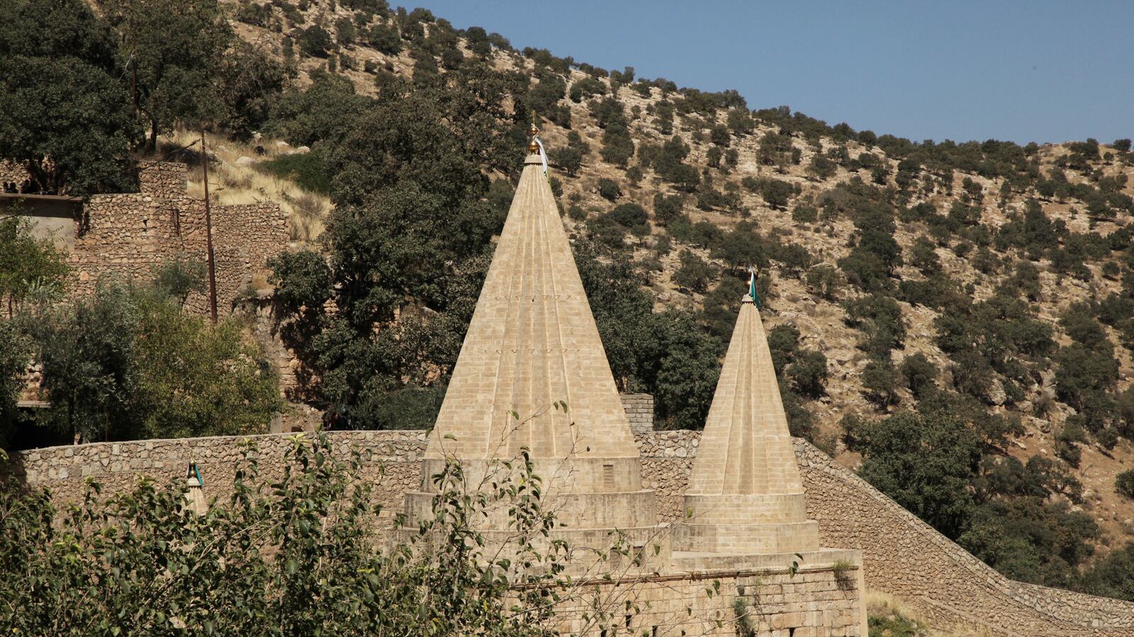 galleries/2014/08/21/inside-the-yezidi-temple-photos/140820-luongo-yazidi-4_jpx259