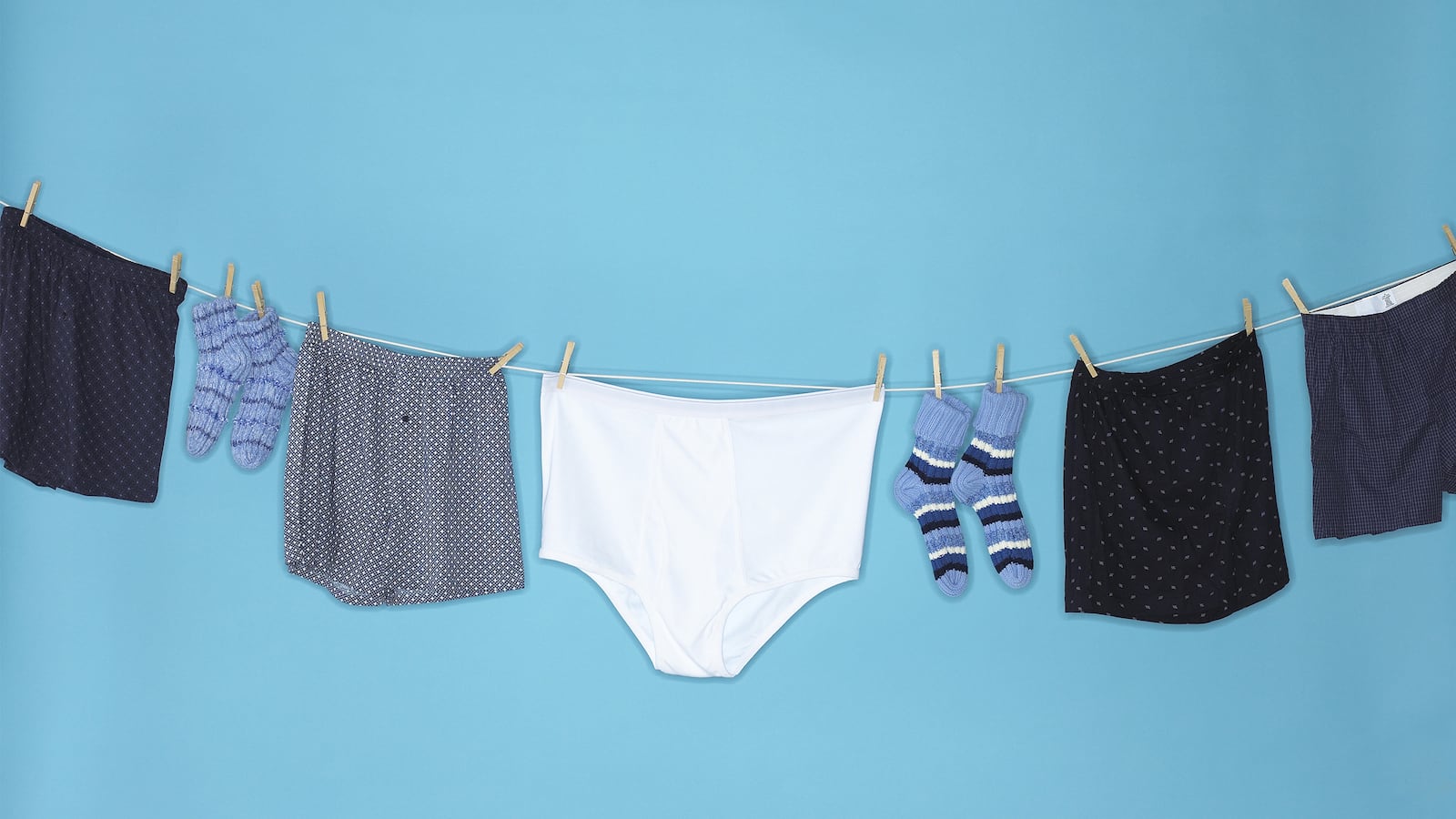 articles/2016/04/25/why-straight-men-have-a-sexy-underwear-problem/160424-lang-sexy-underwear-tease_wgzau1