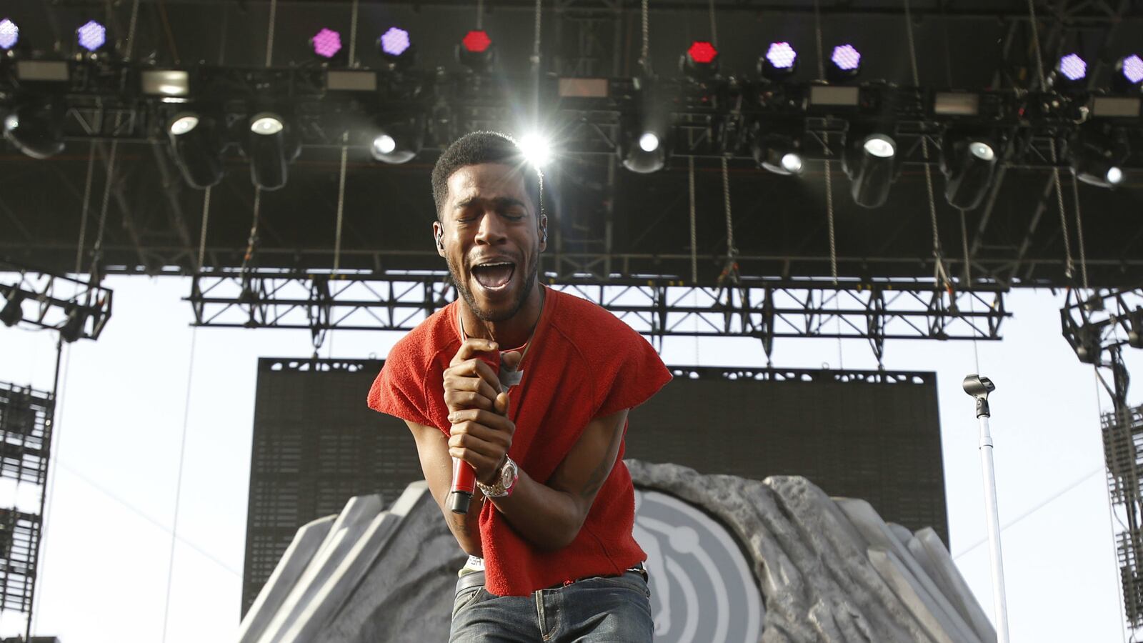 cheats/2014/08/31/kid-cudi-collapses-during-concert/143108-kidcudi-cheat_krbbut