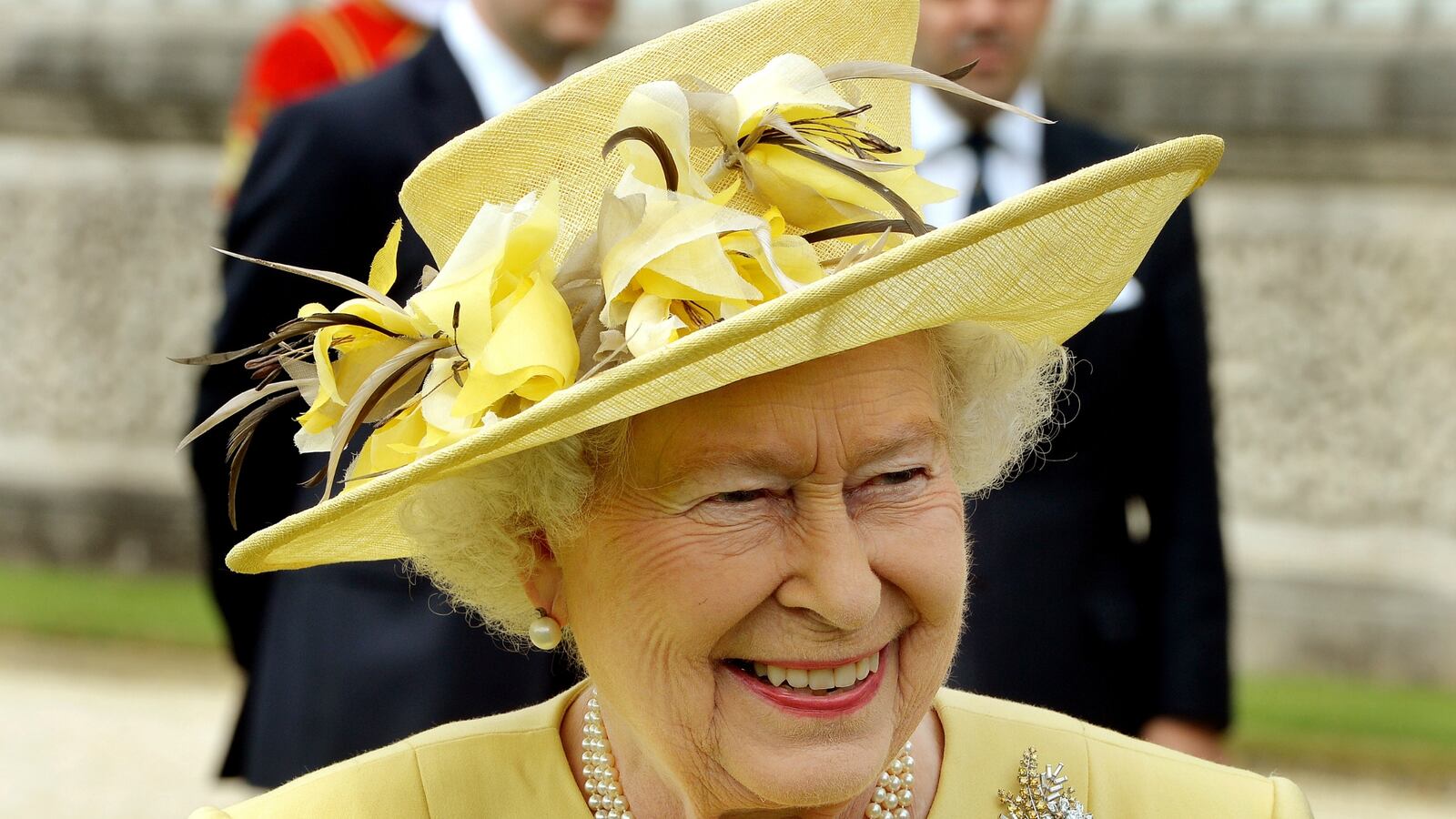 articles/2014/12/17/could-the-queen-abdicate-on-christmas-day/141212-shrooms-cheat_onnggr