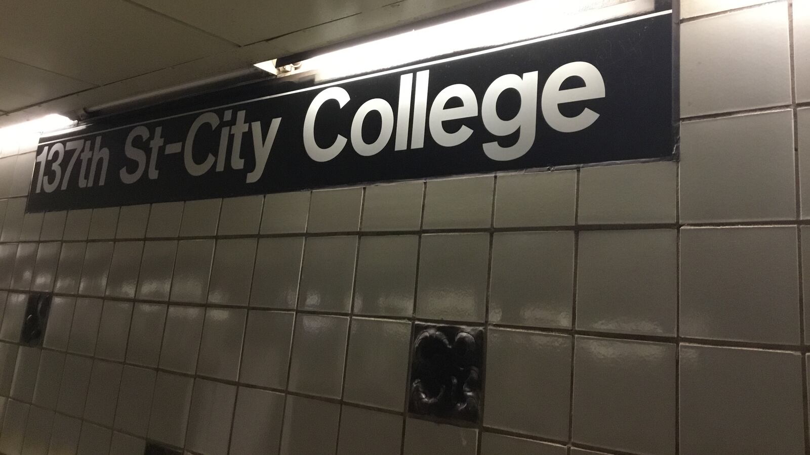 137th_Street_City_College_Station_Sign_psfyu8