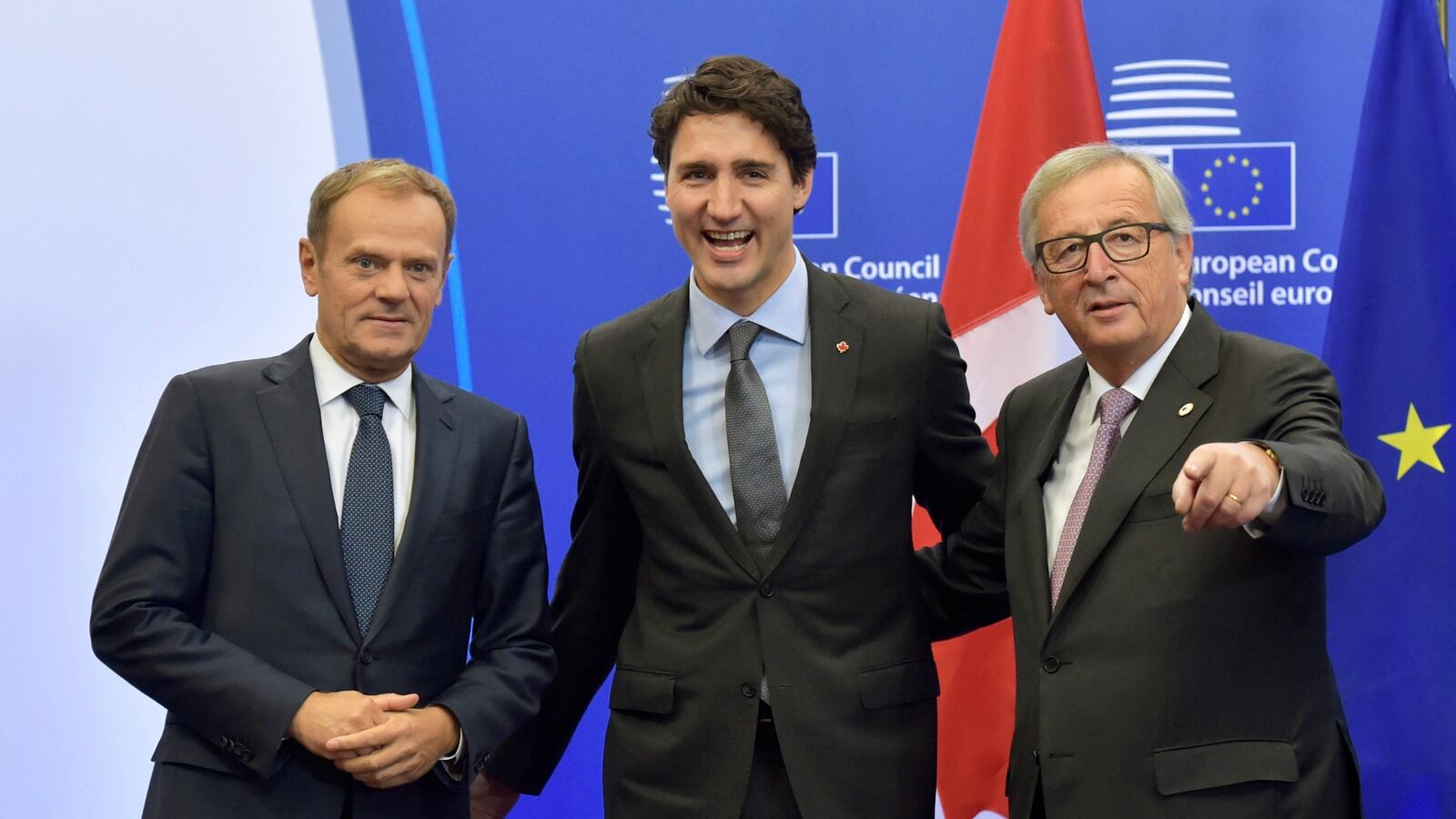 cheats/2016/10/30/eu-canada-sign-trade-pact/161030-canada-eu-cheat_iiiqco