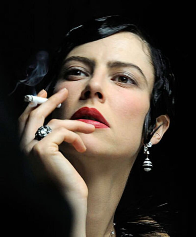 galleries/2010/06/21/smoking-femmes/french-smoking---mouglalis_alnts0