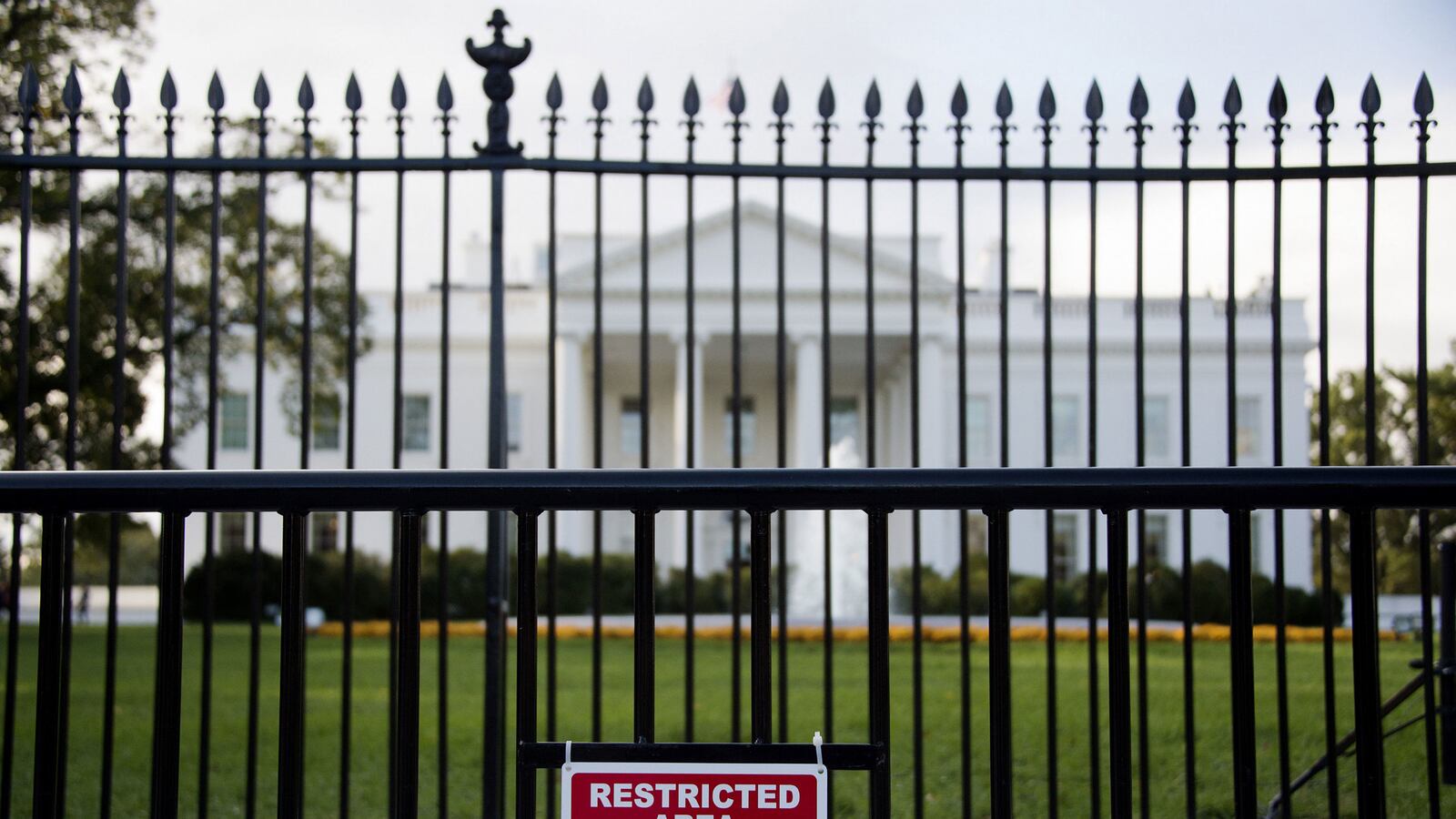 cheats/2014/10/23/w-h-jumper-tried-breaking-in-before/141023-white-house-cheat_sy5mvd