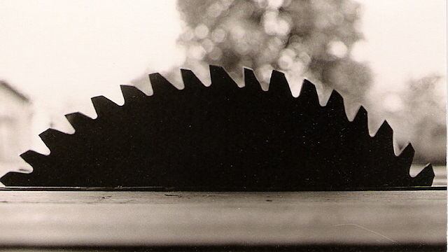 Old_circular_saw_zwb8jw