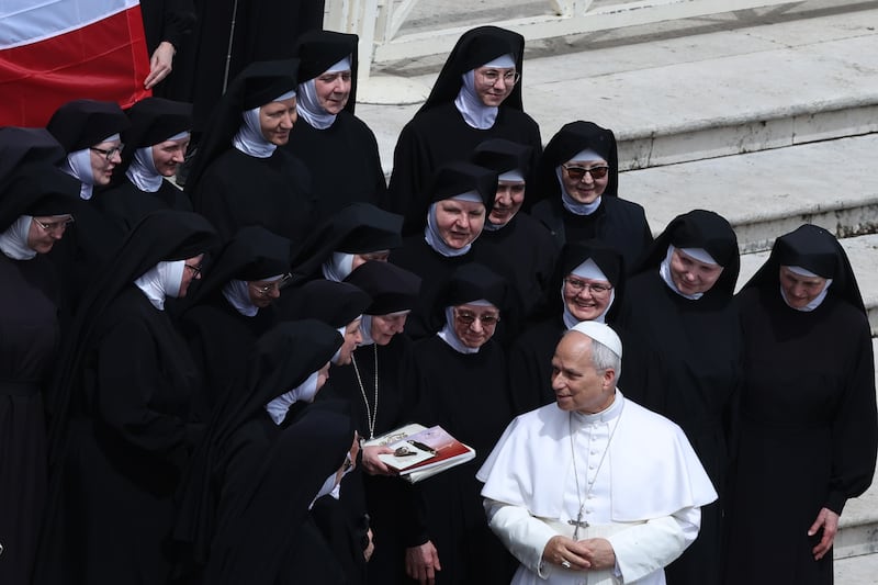 Pope standing with a group of Polish nuns
