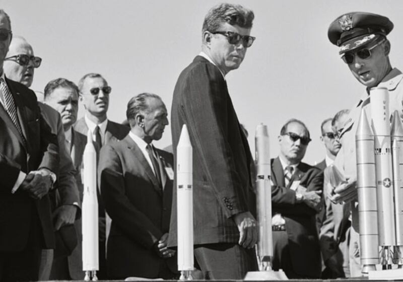 galleries/2009/07/03/the-1-000-coffee-table-book/moonfire-4_bjz0uv