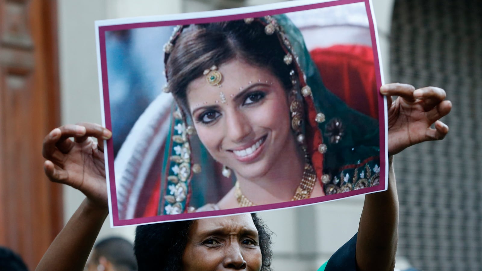 articles/2014/10/07/the-honeymoon-murder-trial-of-british-millionaire-shrien-dewani-begins/141006-hines-honeymoon-tease_u2vlfu