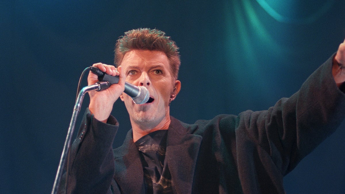 articles/2016/01/11/david-bowie-provocateur-weirdo-innovator-genius/160111-williams-bowie_mbuc7i