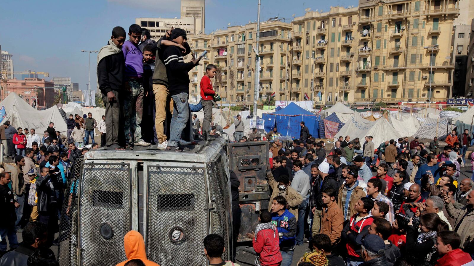 articles/2013/01/30/assailants-loot-cairo-hotel-amid-chaos/130129-Salama-Egypt-tease_m1sx8x