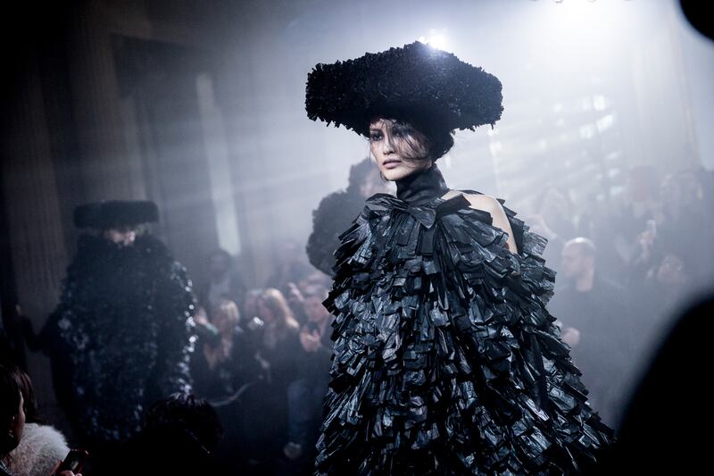 galleries/2013/03/07/backstage-at-paris-fashion-week-fall-2013-photos/130306-fashion5_p8bsxn