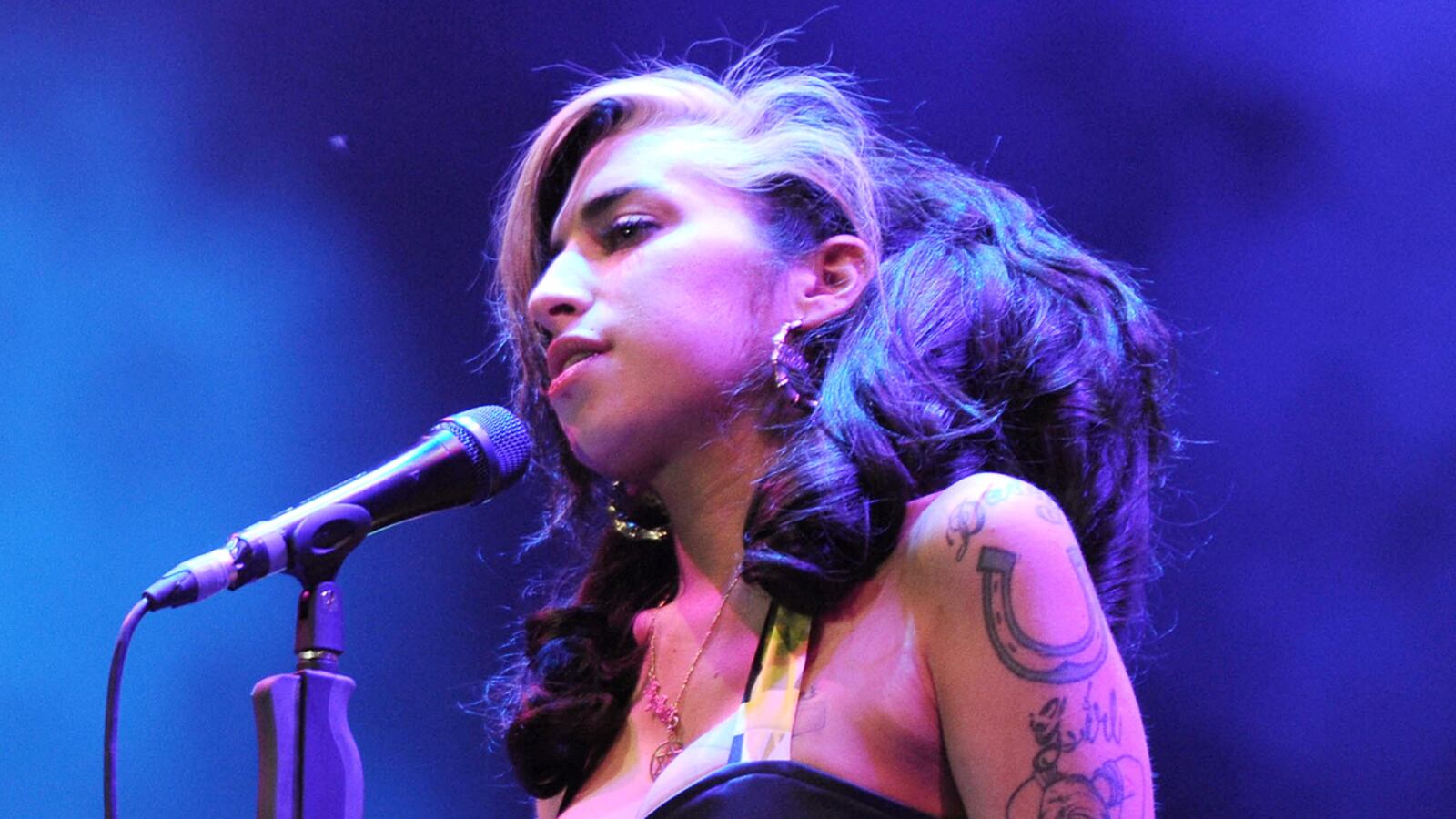 cheats/2011/07/23/amy-winehouse-dead-report/amy-winehouse-found-dead-cheat_oedigo