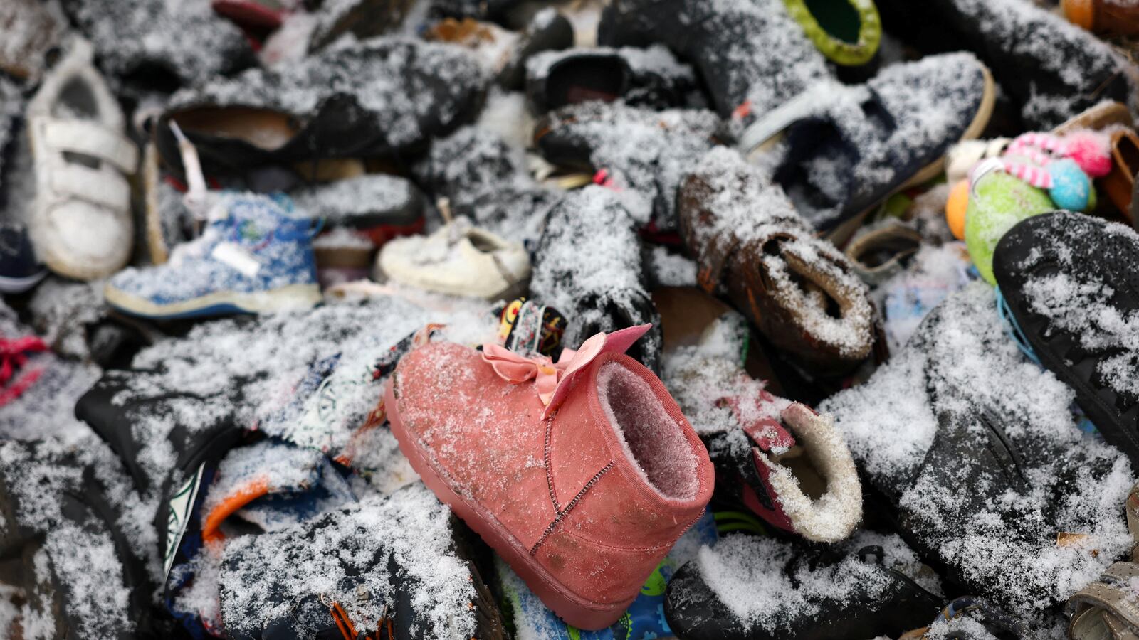 2022-02-28T092412Z_1236432036_RC2VSS92ISD3_RTRMADP_3_UKRAINE-CRISIS-POLAND_j6qkfa