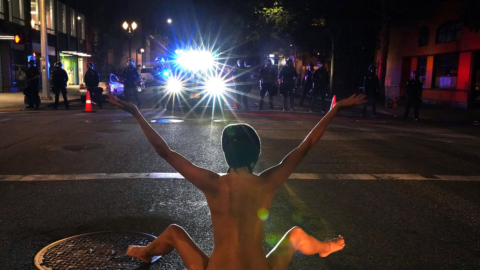 2020-07-18T164349Z_1531134111_RC2SVH9V0ITP_RTRMADP_3_GLOBAL-RACE-PROTESTS-PORTLAND_ivjjqx