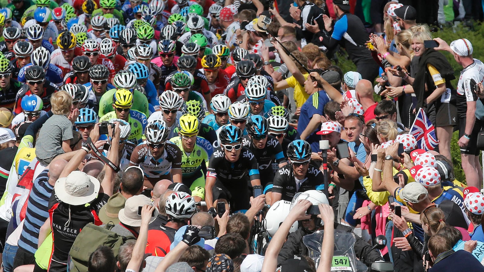 cheats/2014/07/07/tour-de-france-selfies-pose-biker-threat/140707-tdf-cheat_cfvwbw