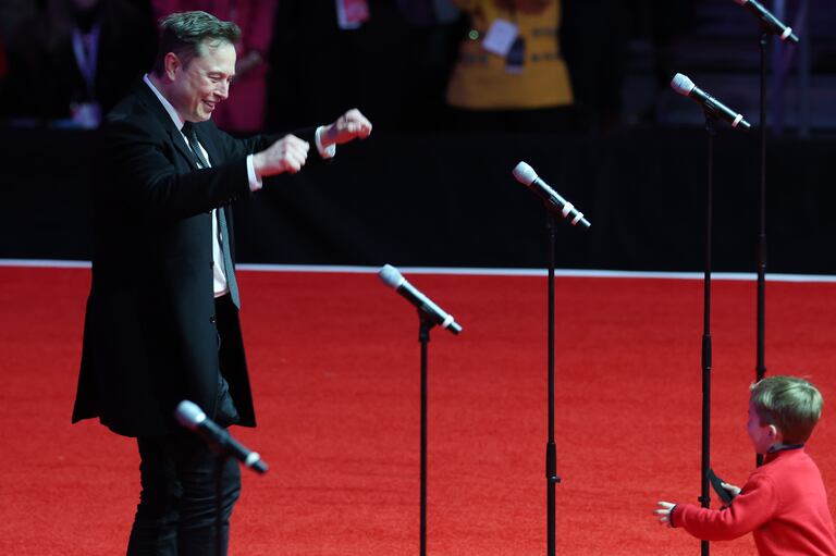 Elon Musk Giggles Through Awkward Trump Inaugural Eve Rally Appearance