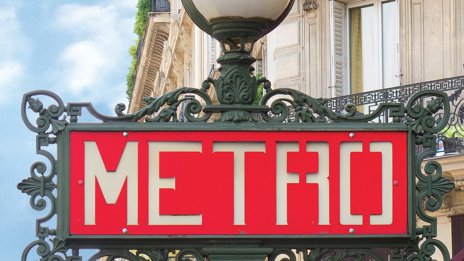 galleries/2015/10/11/paris-has-the-coolest-signs/151002-graphique-de-rue-03_gpwtq8