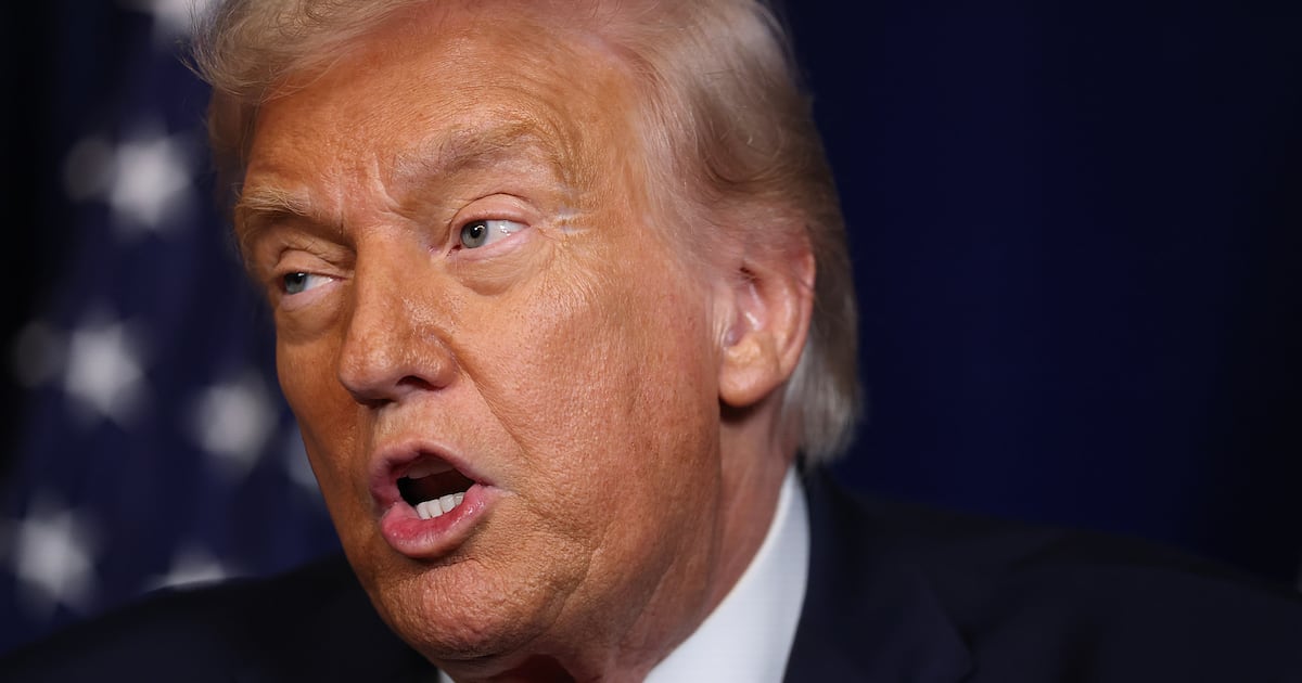 Trump eskaliert Krieg gegen Tim Walz mit abscheulicher Beleidigung