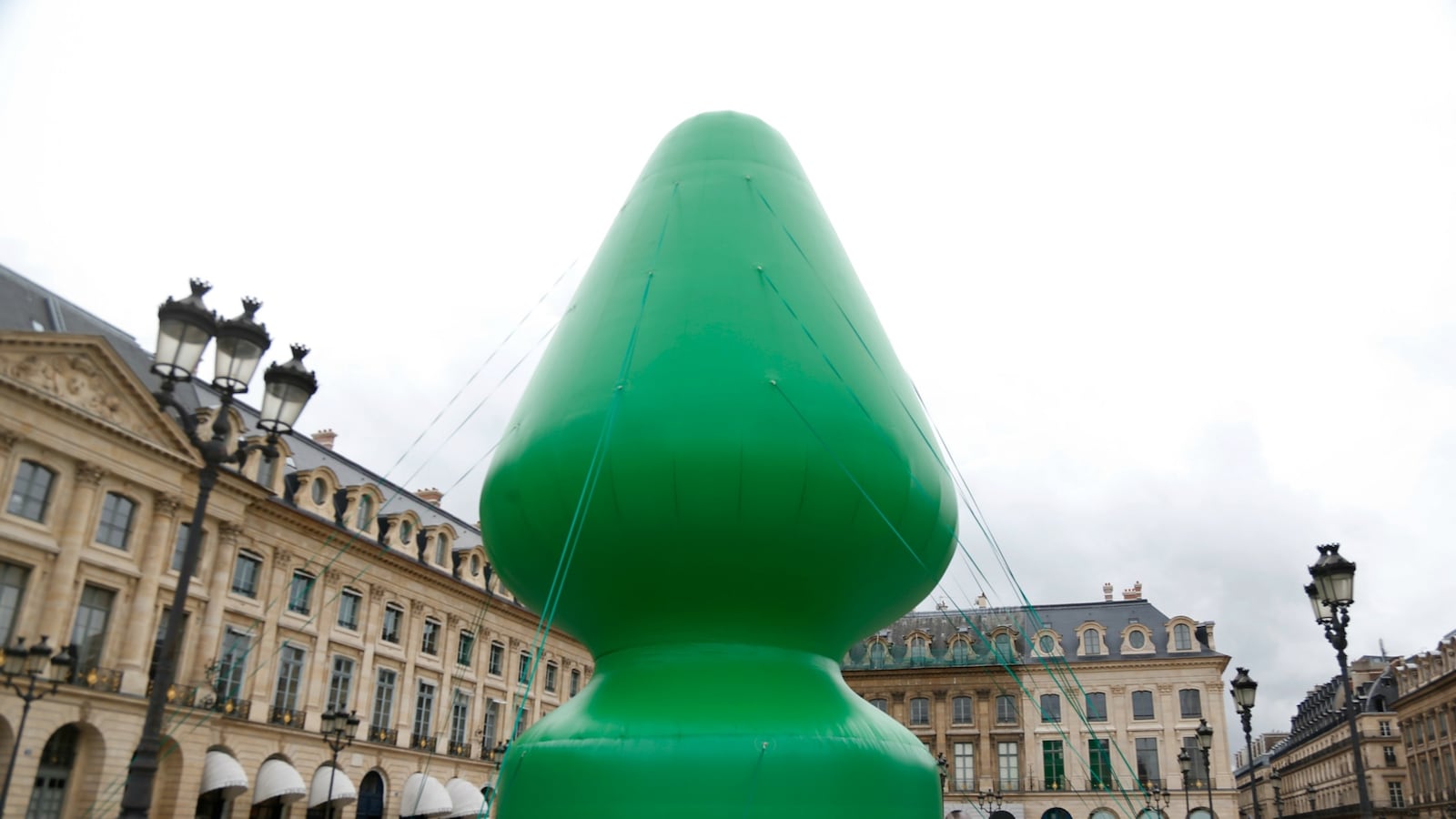 cheats/2014/10/18/paris-butt-plug-sculpture-sabotaged/141018-paris-sculpture-cheat_h3ipgc