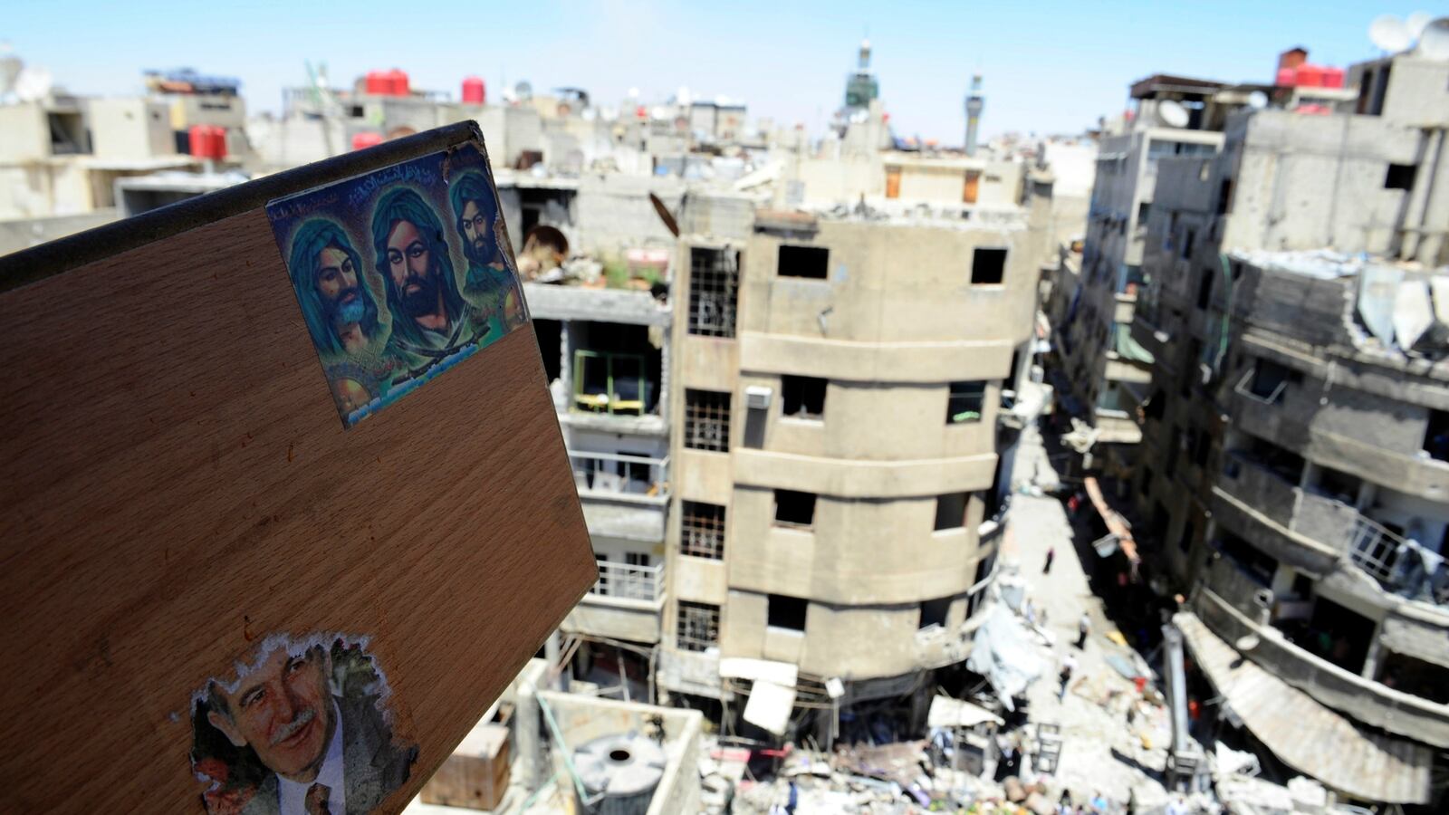 cheats/2016/06/11/isis-kills-more-than-a-dozen-at-damascus-shrine/160611-damascus-bombs-isis-cheat_rjprrs