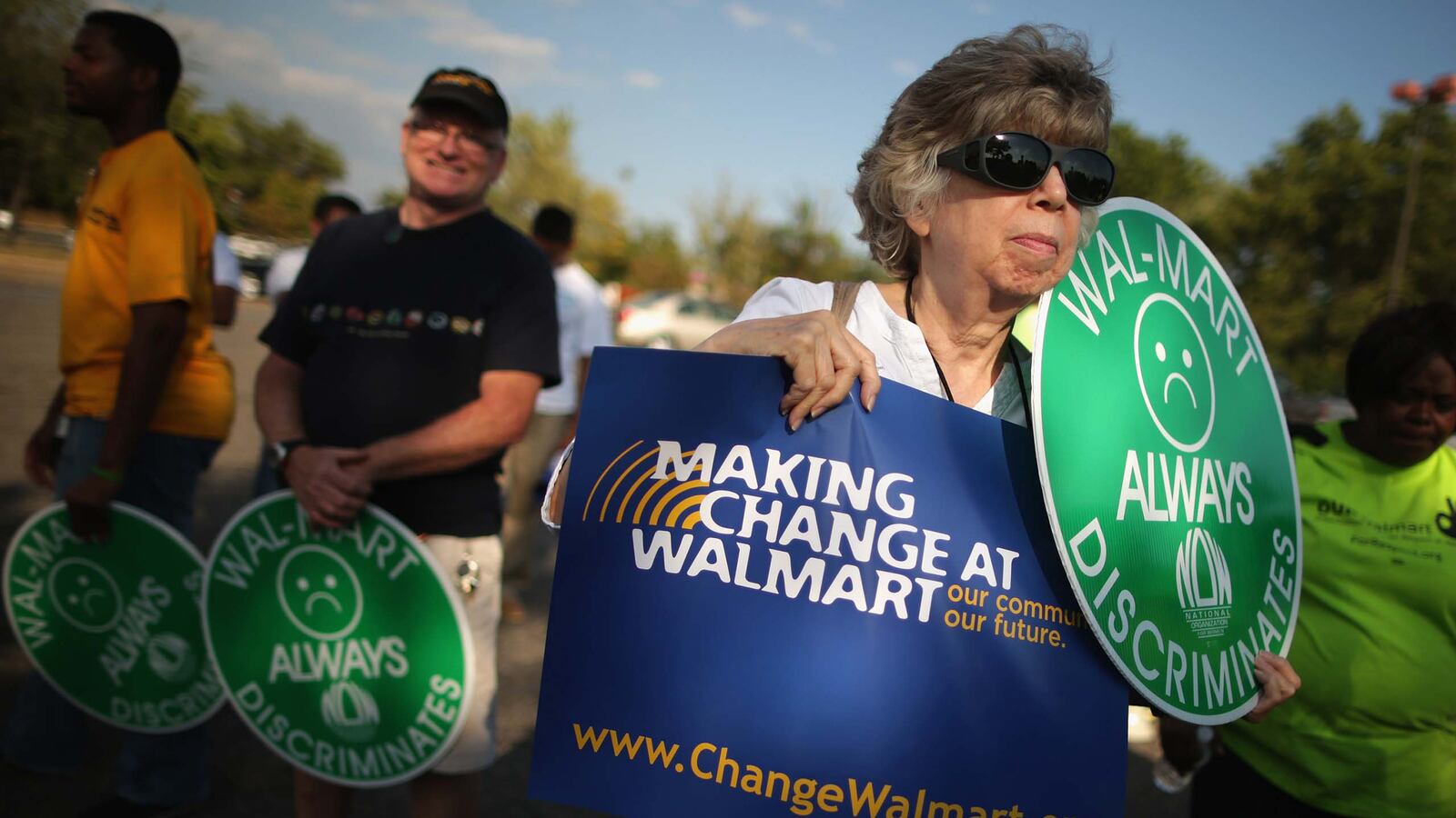 articles/2013/11/08/next-up-for-democrats-a-push-to-raise-the-minimum-wage-to-10/131108-bouie-wal-mart-protests_mweecr