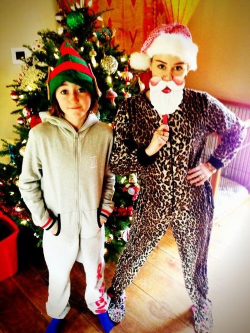 galleries/2012/12/27/president-obama-mariah-carey-more-celebrity-christmas-twitter-pictures/holiday-twitpics-05-miley-cyrus_rkoxar
