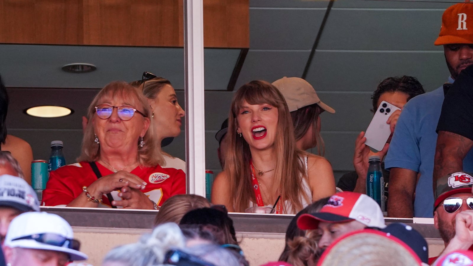 Taylor Swift and Donna Kelce at the game.