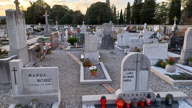 Miren_cemetery._The_line_in_the_ground_marks_where_the_border_wall_stood_between_1947_and_1975_2_ged9du