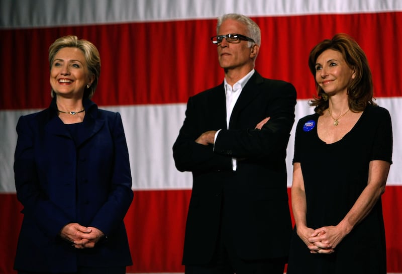 Democratic presidential hopeful US Sen. Hillary Clinton (L) (D-NY) stands with actors Ted Danson (C) and  Mary Steenburgen (R) before speaking at a fundraiser event February 1, 2008 at the Orpheum Theatre in San Francisco, California.