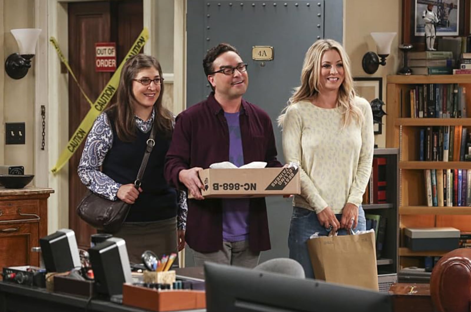 Mayim Bialik, Johnny Galecki, and Kaley Cuoco in 'The Big Bang Theory'.