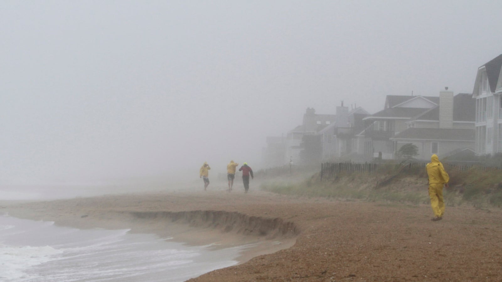 cheats/2011/08/27/irene-moves-toward-virginia/hurricane-irene-norfolk-photos_nhxjfb