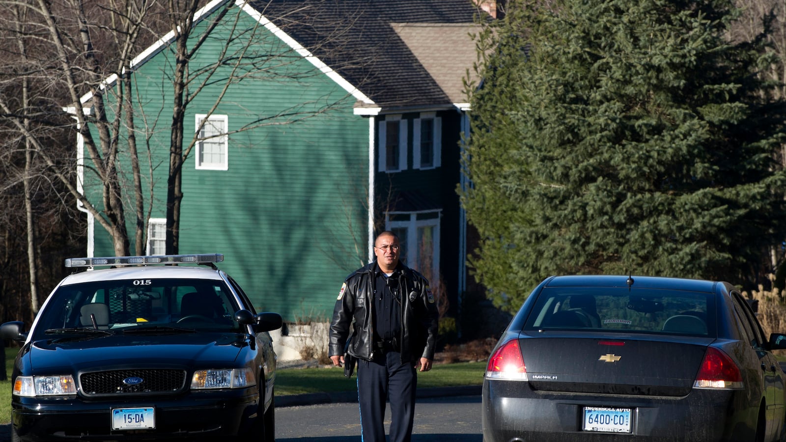 cheats/2012/12/16/coroner-lanza-killed-by-single-shot/nancy-lanza-home-police-tease_xatxkj