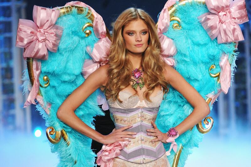 articles/2013/01/16/model-constance-jablonski-under-fire-for-leaving-marilyn-model-management/130116-Constance-Jablonski-tease_bp0crm