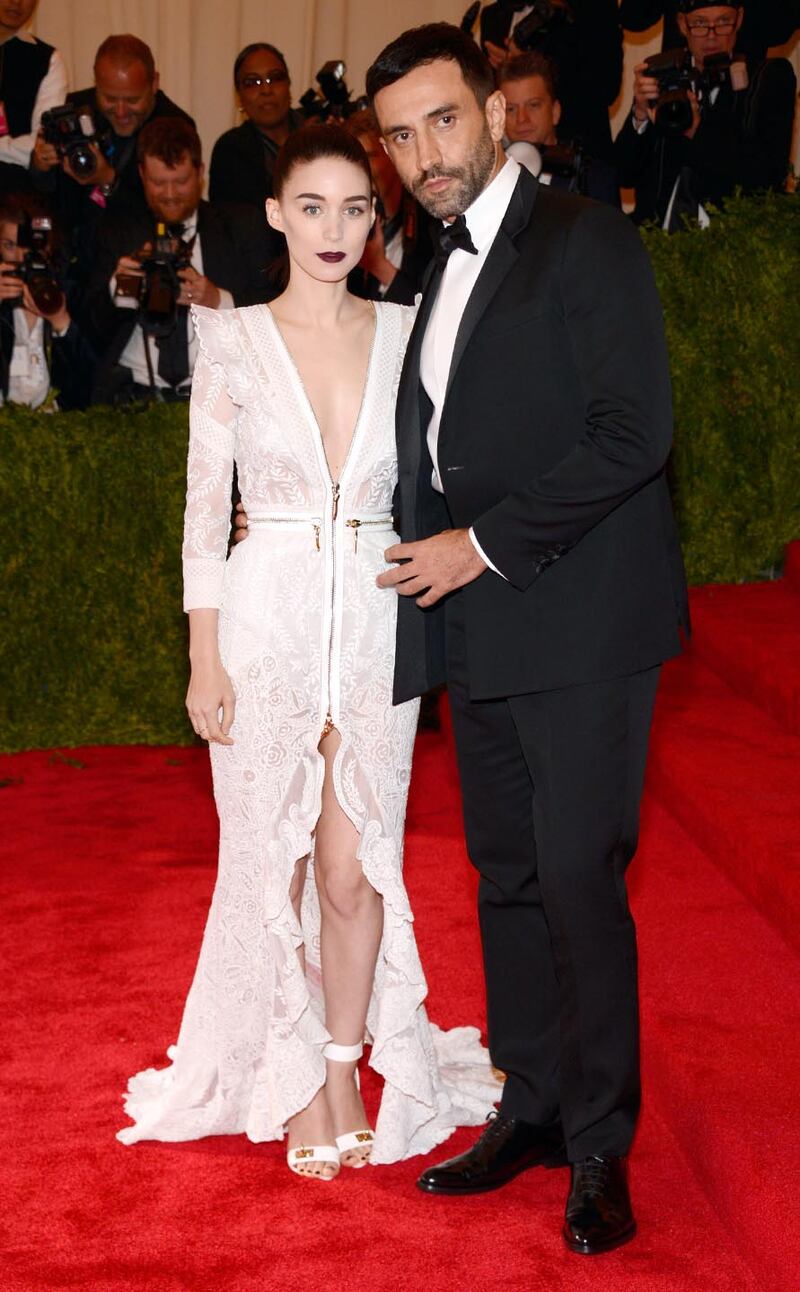 galleries/2013/05/06/met-gala-2013-red-carpet-gallery-photos/130506-met-gala-r-mara_n4fhbz