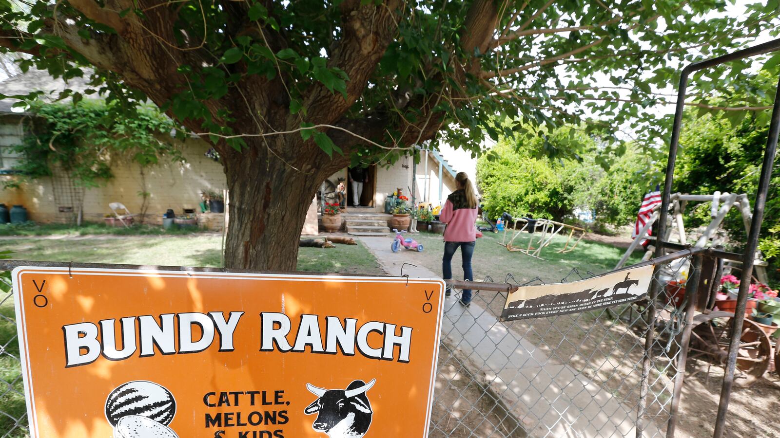 cheats/2014/04/24/right-s-rancher-i-know-about-the-negro/140424-clive-bundy-tease_yfo9ww