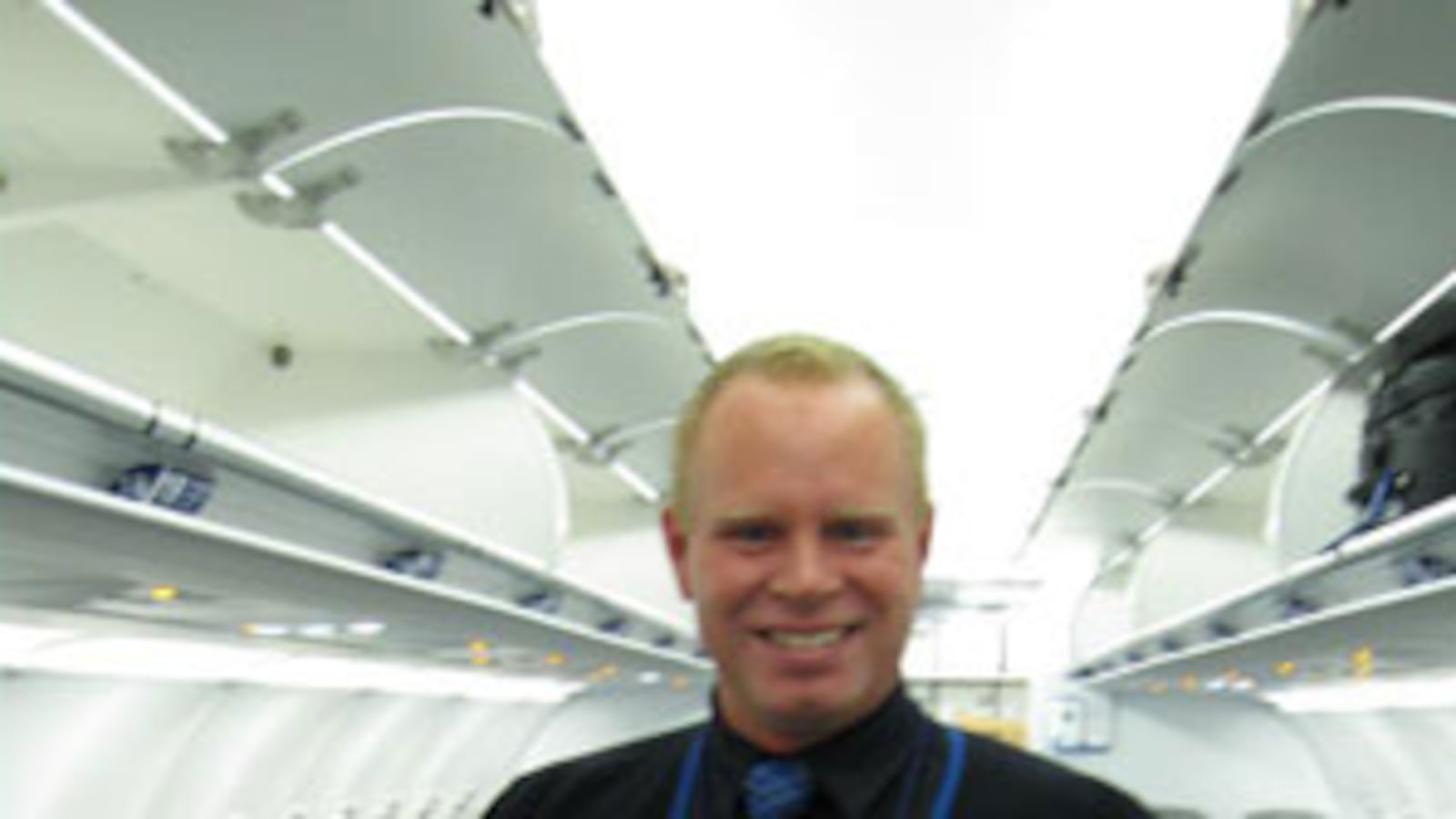 cheats/2010/08/11/flight-attendant-released-from-jail/steven-slater-released_bzmbio