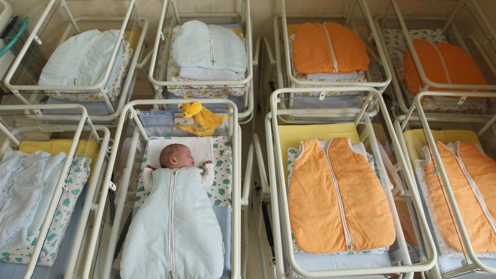 cheats/2013/06/06/japan-s-births-fall-to-record-low/2013-05-07-witw-baby_c5mdc4