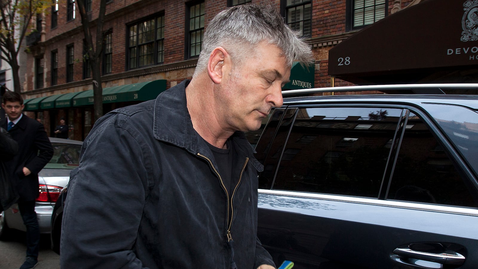 cheats/2014/05/13/alec-baldwin-arrested-on-bike/140513-alec-baldwin-cheat_ionwqa