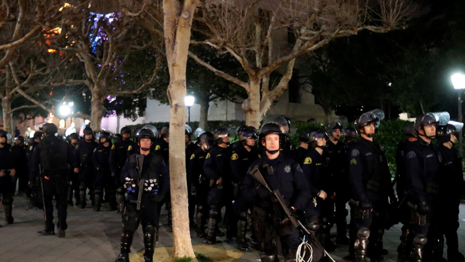 cheats/2017/02/02/violent-protests-erupt-milo-yiannopoulos-event-canceled/170202-Yiannopoulos-protests-Berkeley_kekdnx