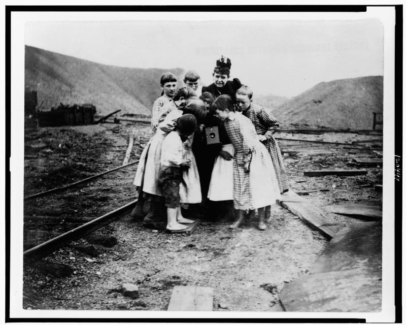 galleries/2012/01/19/the-once-great-eastman-kodak-company-in-its-glory-days-photos/kodak-history-group_rfnmcj