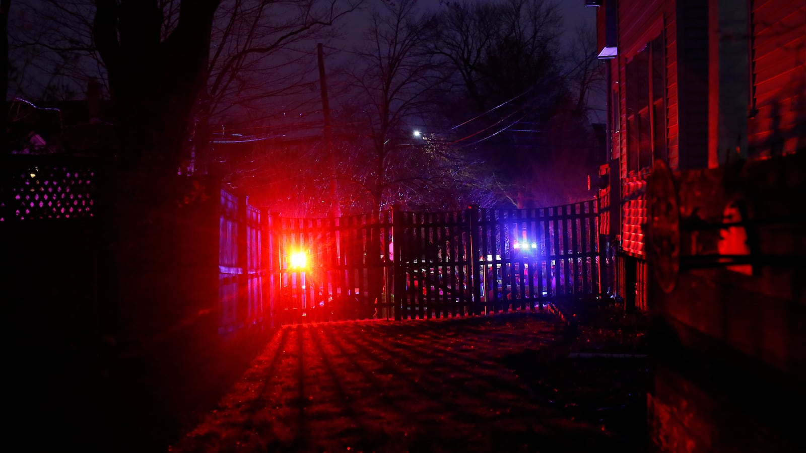 2013-04-20T000000Z_1077577438_GM1E94K0MZT01_RTRMADP_3_USA-EXPLOSIONS-BOSTON-SURROUNDED_wivxdz