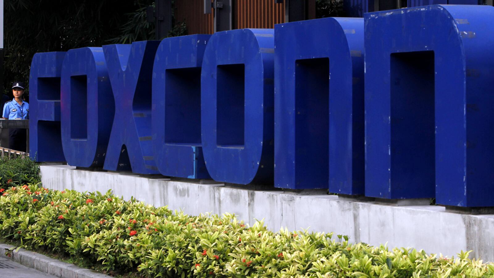 cheats/2012/02/18/foxconn-to-raise-workers-pay/foxconn-raises-cheat_hypj5j