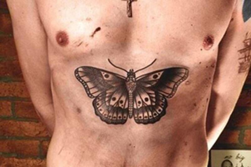 articles/2013/03/11/harry-styles-gets-a-huge-butterfly-tattoo-inked-on-his-chest/130311-Harry-Styles-Tattoo-tease_fjwe8x