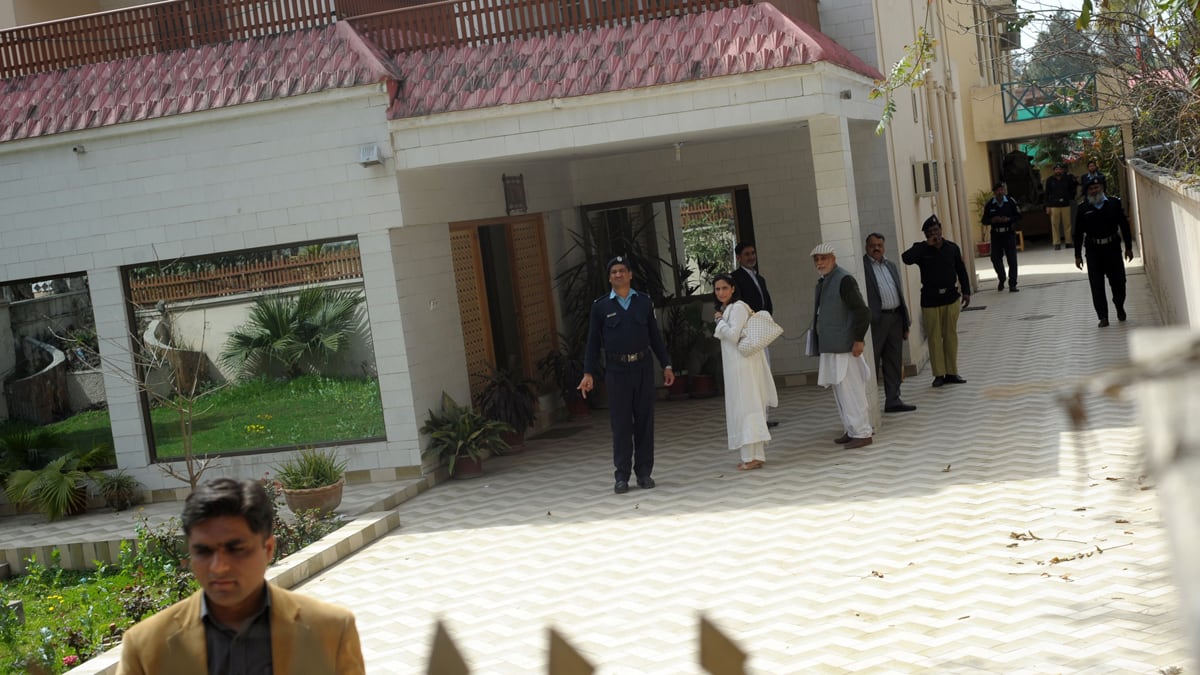 cheats/2012/04/26/bin-laden-s-family-deported/bin-laden-family-cheat_r9fpkc