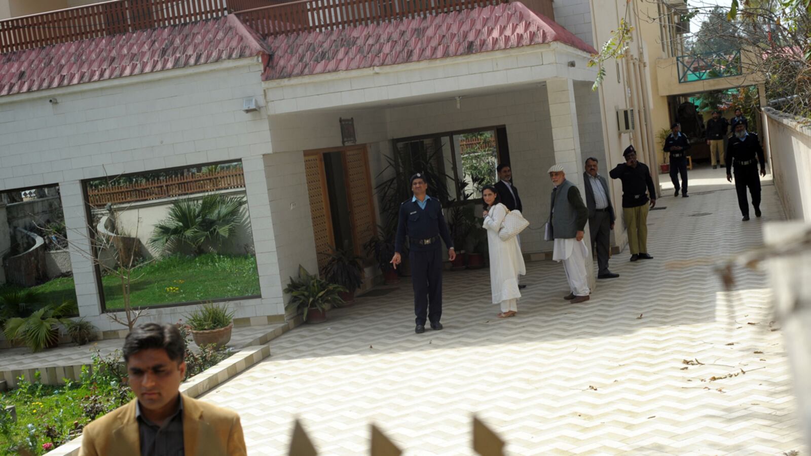 cheats/2012/04/26/bin-laden-s-family-deported/bin-laden-family-cheat_r9fpkc