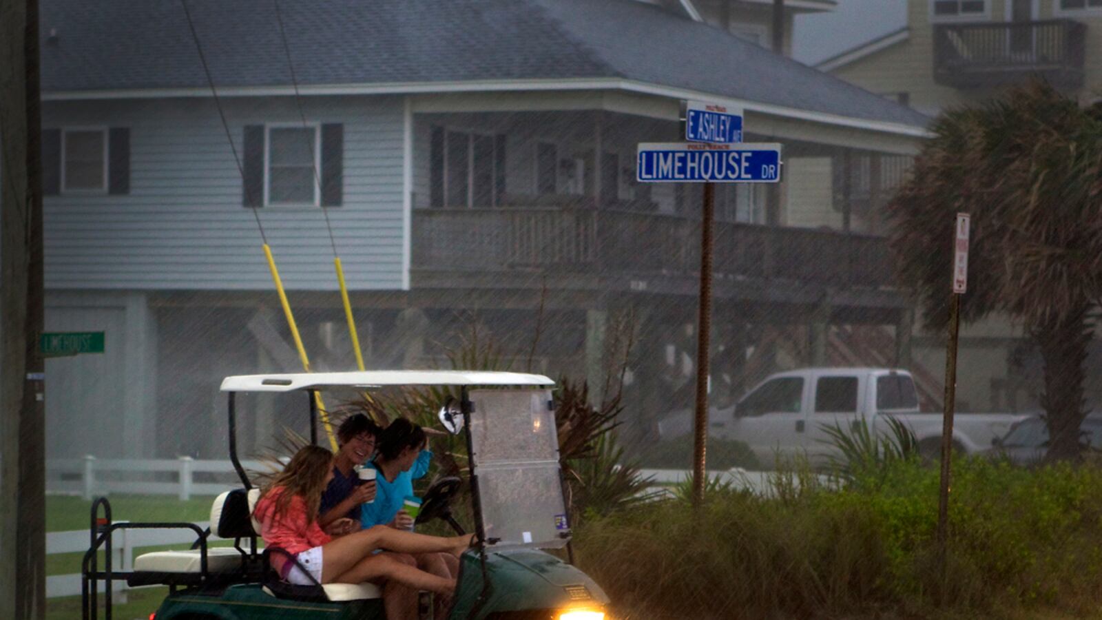 cheats/2011/08/26/irene-heads-to-east-coast/hurricane-rain-cheat_ia9lj5