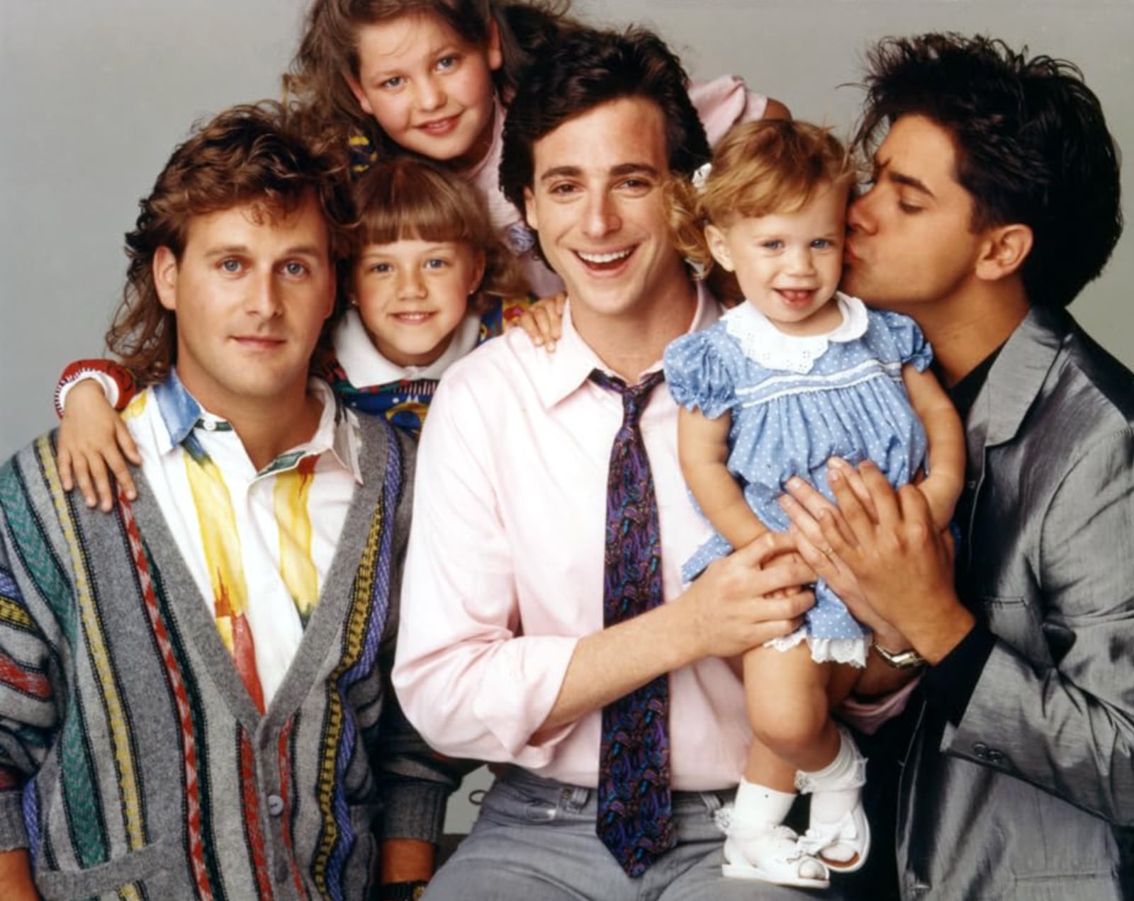 Dave Coulier, Candace Cameron, Jodie Sweetin, Bob Saget, Ashley Olsen, and John Stamos on Full House.